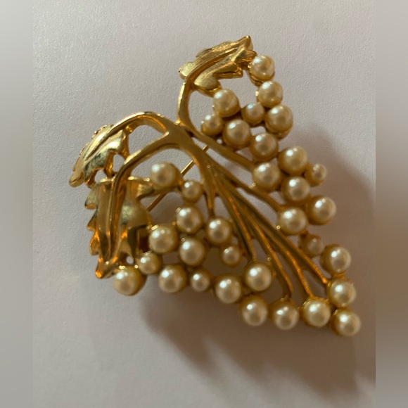 Vintage Trifari Grape brooch with faux pearls - Picture 7 of 7